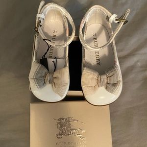 Burberry baby shoes